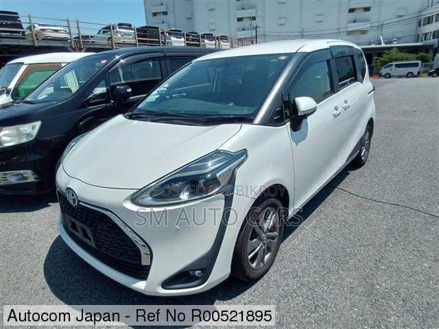 Toyota Sienta 1.5 Hybrid FWD 2021 Pearl