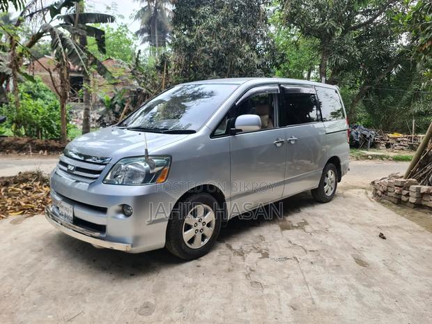 Toyota Noah 2004 Silver