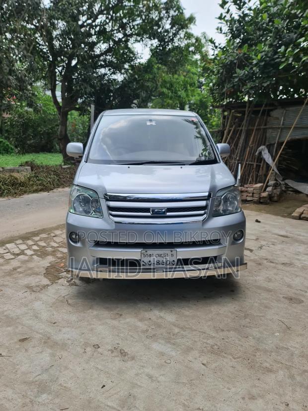 Toyota Noah 2004 Silver