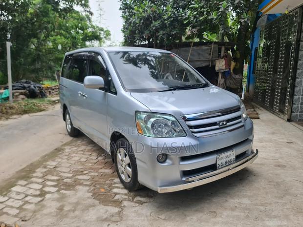 Toyota Noah 2004 Silver