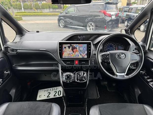 Toyota Voxy 2021 Pearl