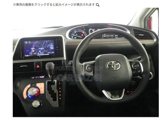 Toyota Sienta 1.5 Hybrid FWD 2021 Maroon