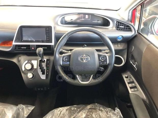 Toyota Sienta 1.5 Hybrid FWD 2021 Maroon