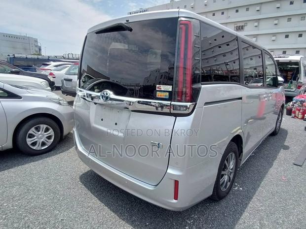 Toyota Noah 2021 Silver