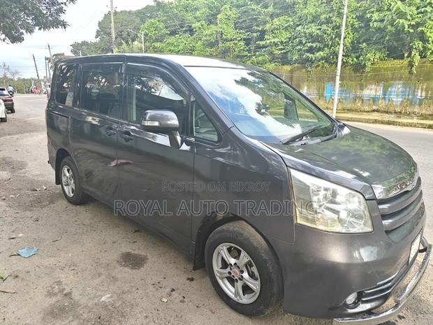 Toyota Noah 2008 Gray