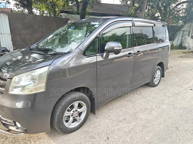 Toyota Noah 2008 Gray