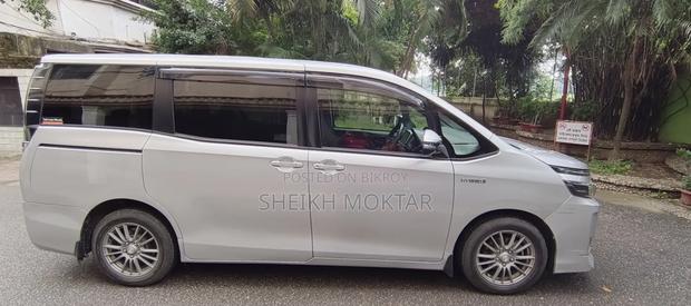 Toyota Voxy Hybrid v 2WD 7-Seater 2017 Silver
