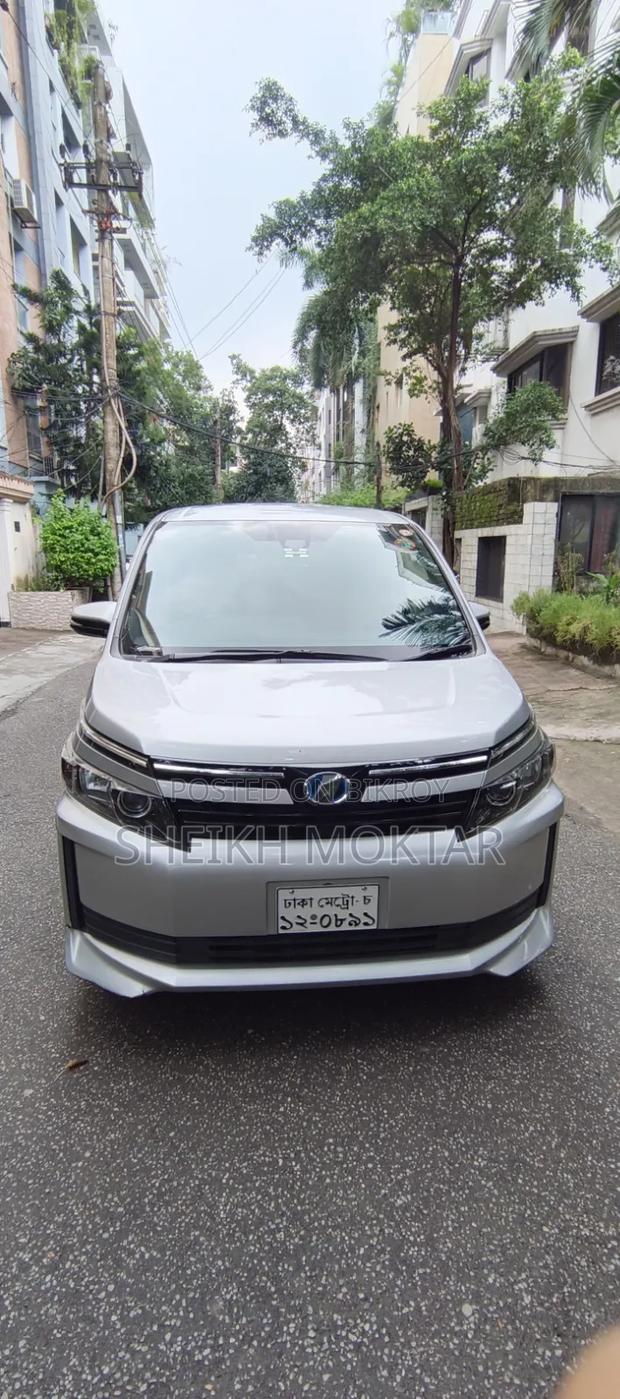 Toyota Voxy Hybrid v 2WD 7-Seater 2017 Silver