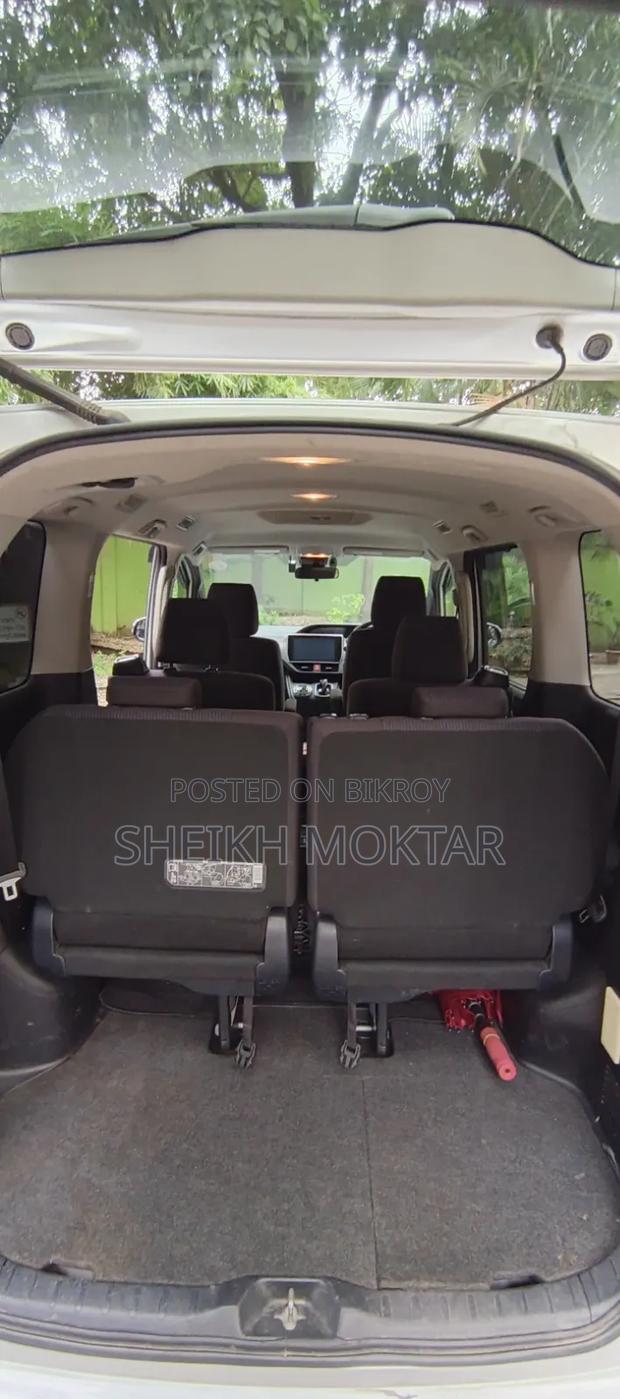 Toyota Voxy Hybrid v 2WD 7-Seater 2017 Silver