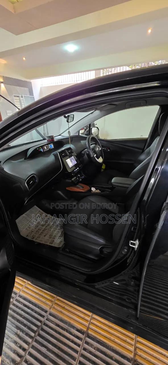 Toyota Prius 4dr Hatchback (1.8L 4cyl Gas/Electric Hybrid CVT) 2016