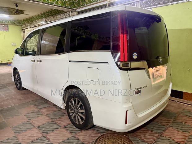 Toyota Esquire 1.8 FWD Hybrid (7 seater) 2021 White