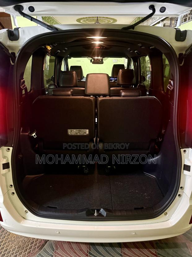 Toyota Esquire 1.8 FWD Hybrid (7 seater) 2021 White