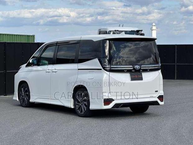 Toyota Voxy Hybrid S-Z E-Four 7-Seater 2022 Pearl