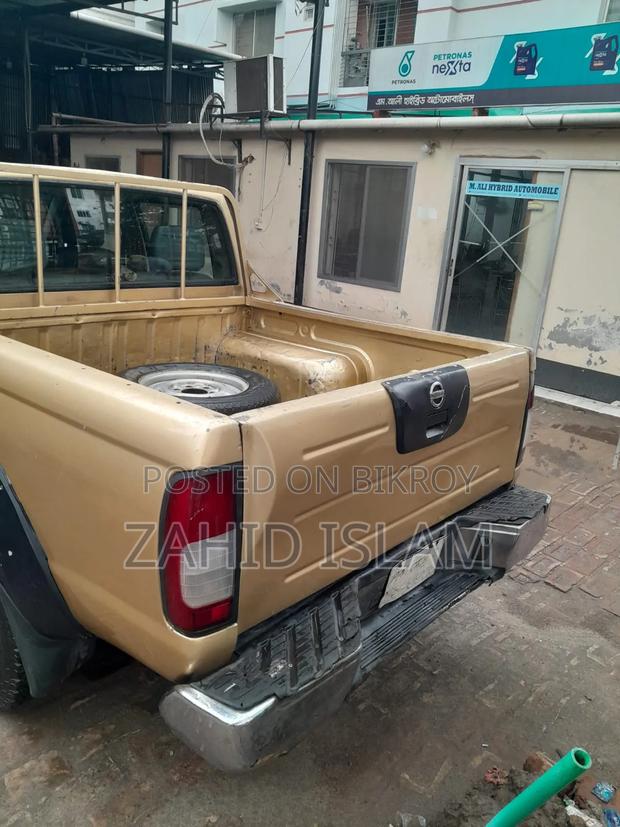 Nissan DoubleCab 2006 Gold