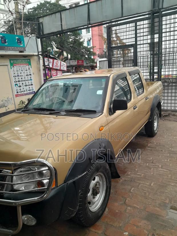 Nissan DoubleCab 2006 Gold