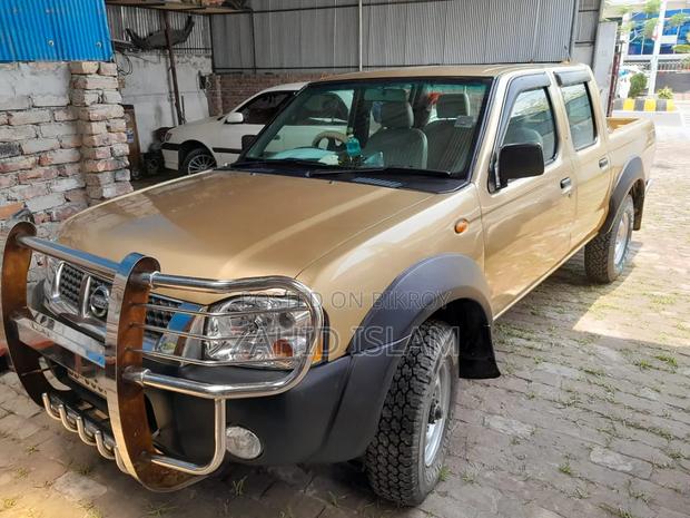 Nissan DoubleCab 2006 Gold