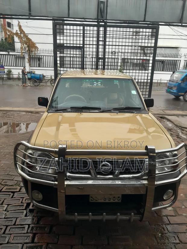 Nissan DoubleCab 2006 Gold