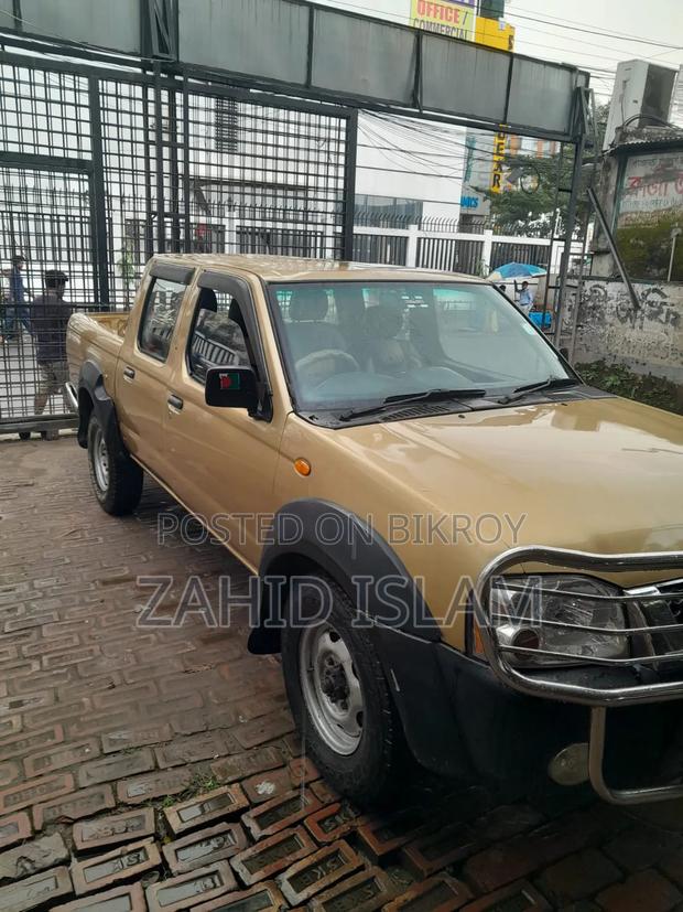 Nissan DoubleCab 2006 Gold