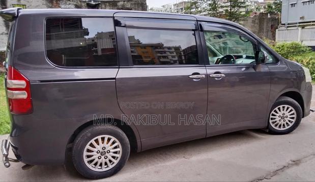 Toyota Noah 2012 Gray
