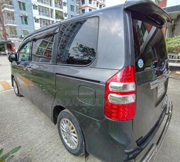 Toyota Noah 2012 Gray