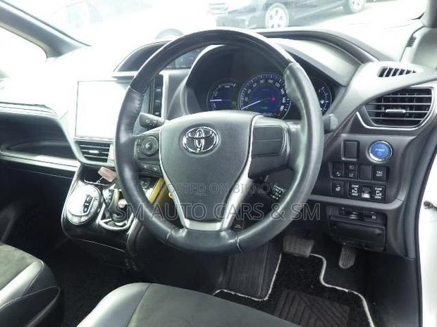 Toyota Esquire 1.8 FWD Hybrid (7 Seater) 2021 Pearl