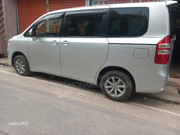 Toyota Noah 2011 Silver
