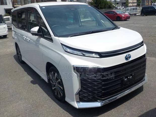 Toyota Voxy 2023 Pearl