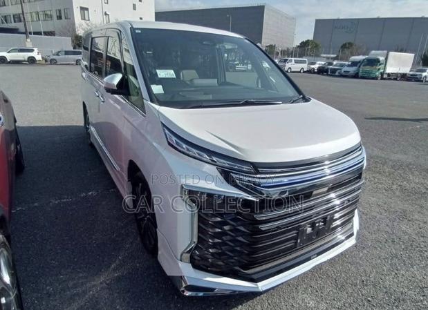 Toyota Voxy Hybrid S-Z 2WD 7-Seater 2023 Pearl