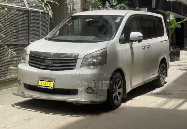 Toyota Noah 2013 Pearl