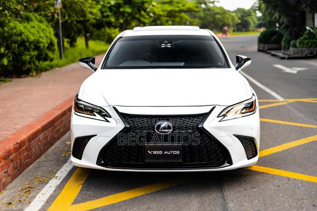 Lexus ES 300H FWD 2019 White