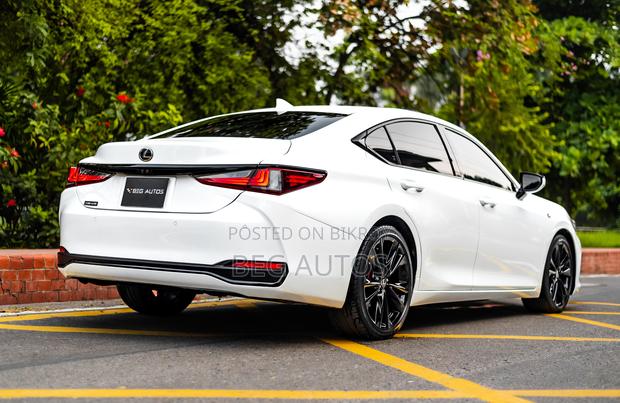 Lexus ES 300H FWD 2019 White