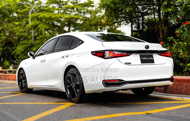 Lexus ES 300H FWD 2019 White