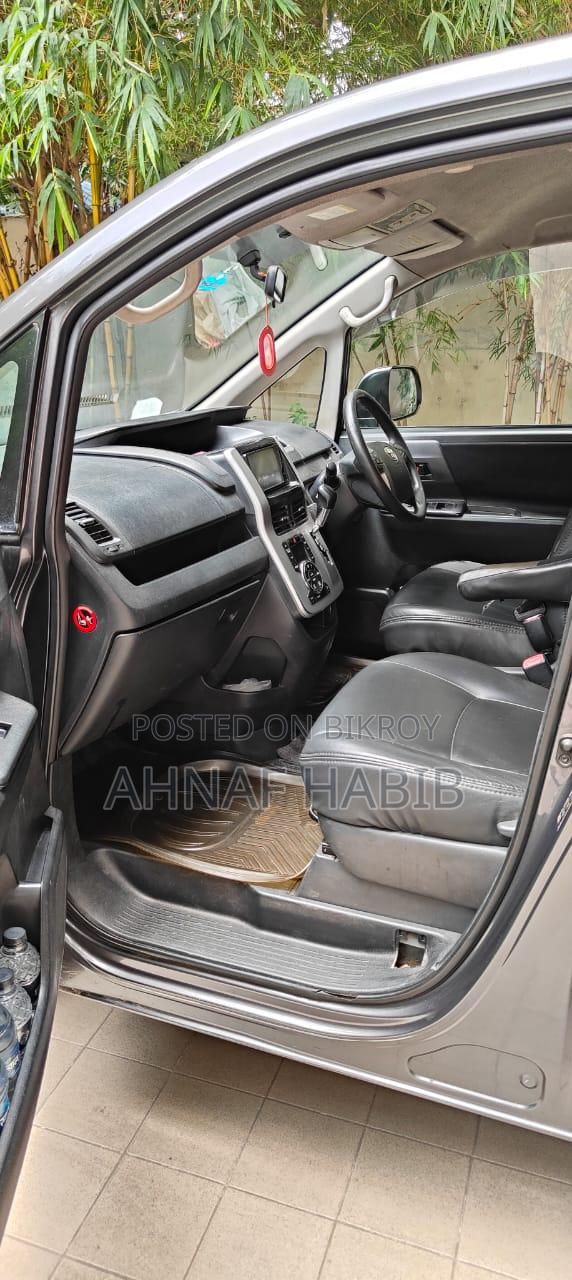 Toyota Noah 2.0 143hp FWD (7 Seater) 2010 Gray