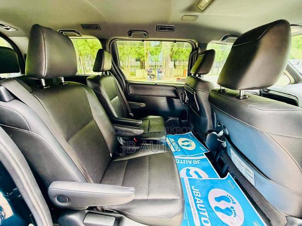 Toyota Esquire 2017 Blue