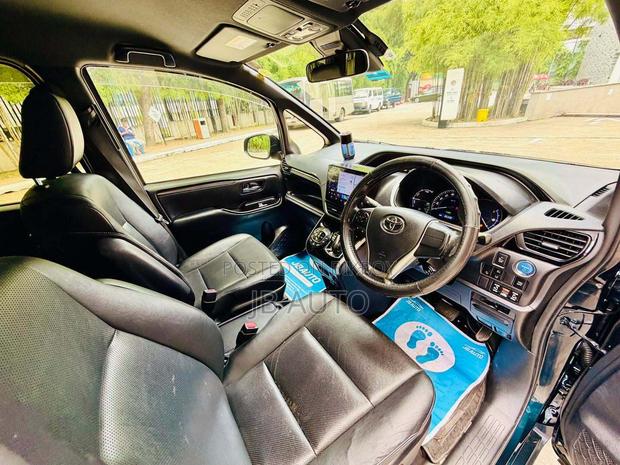 Toyota Esquire 2017 Blue