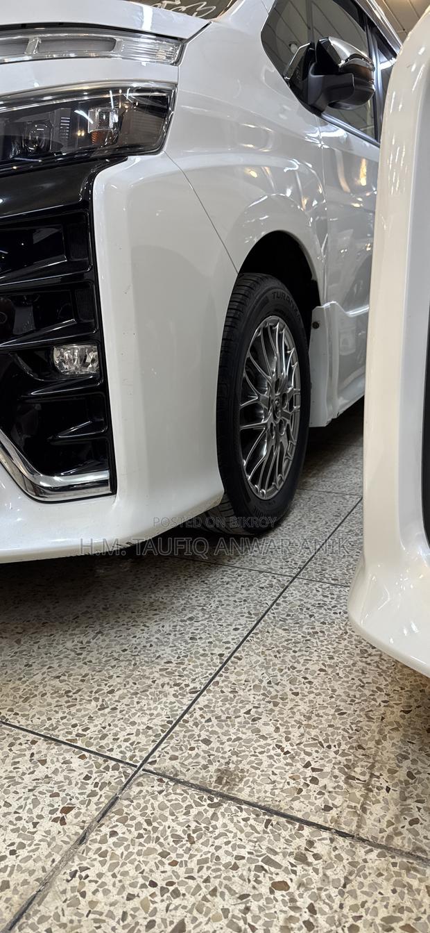 Toyota Voxy 2022 Pearl