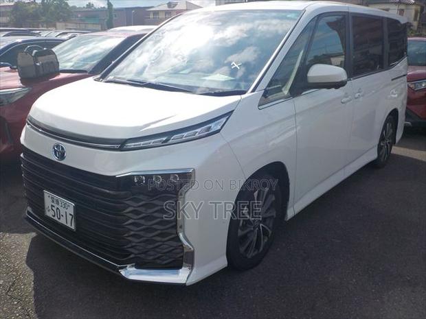 Toyota Voxy 2024 White