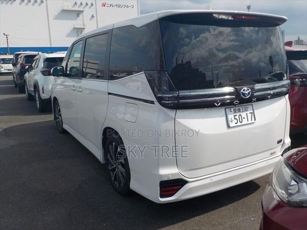 Toyota Voxy 2024 White