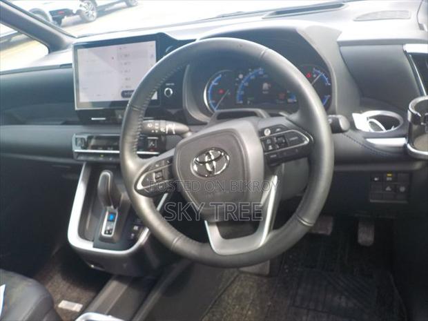 Toyota Voxy 2024 White