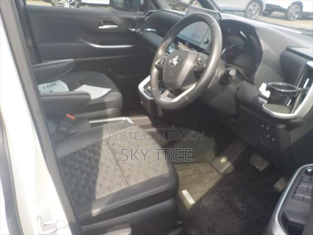 Toyota Voxy 2024 White