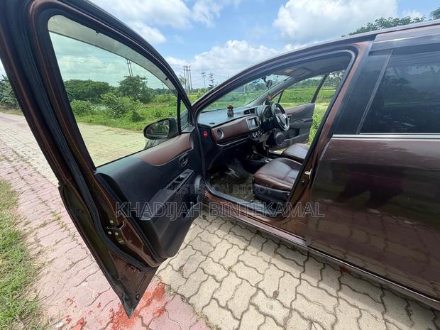 Toyota Vitz 1.3 AWD 5dr 2012 Brown