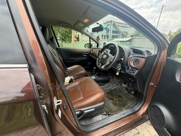Toyota Vitz 1.3 AWD 5dr 2012 Brown