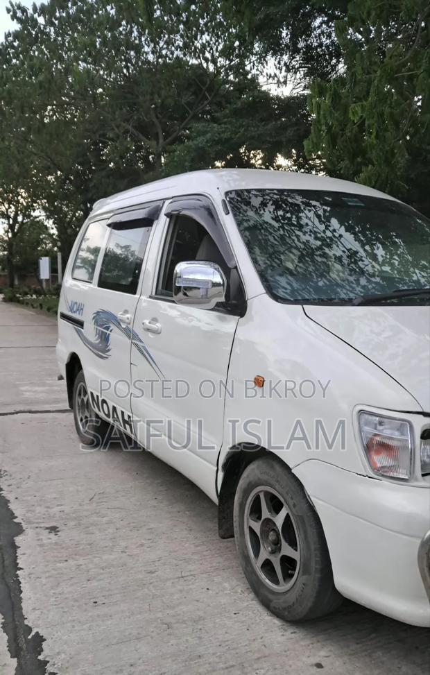 Toyota Noah 2004 White