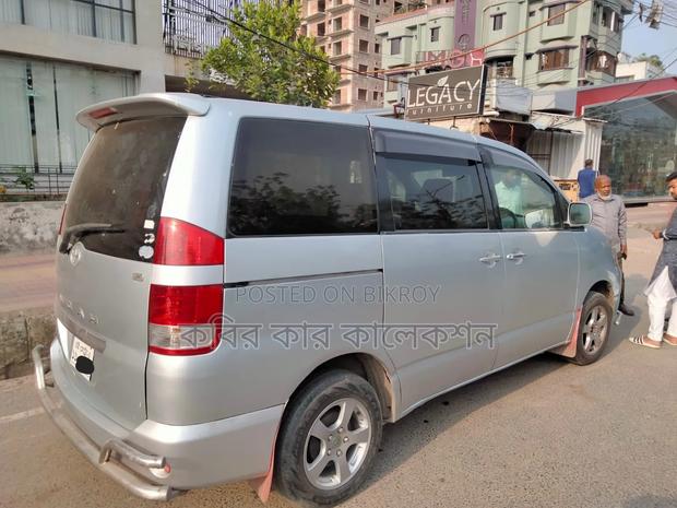Toyota Noah 2004 Silver