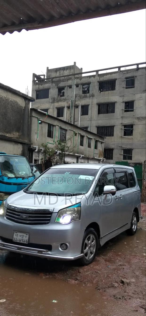 Toyota Noah 2010 Silver