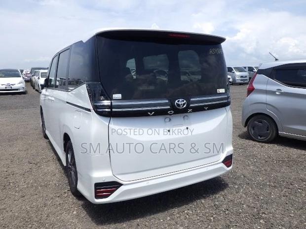 Toyota Voxy 2022 Pearl