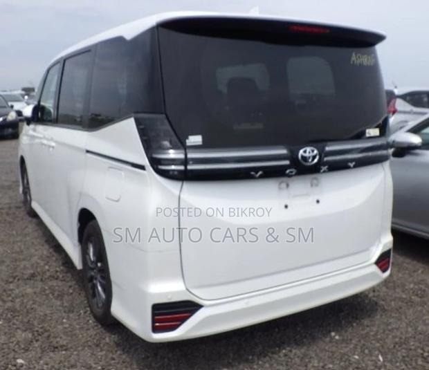 Toyota Voxy 2022 Pearl