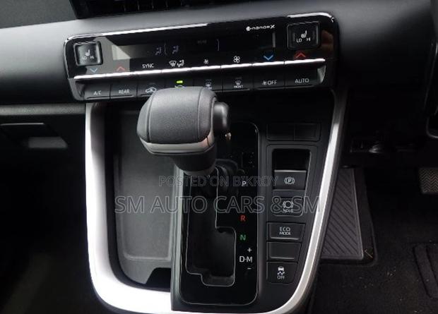 Toyota Voxy 2022 Pearl