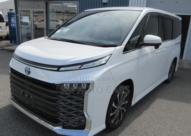 Toyota Voxy 2022 Pearl