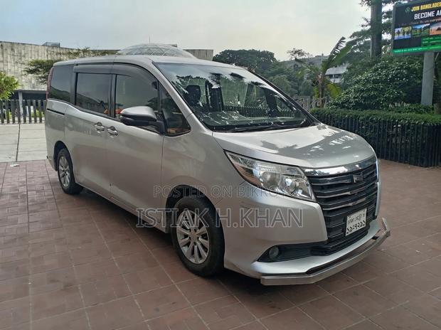 Toyota Noah 2.0 AWD (8 Seater) 2014 Silver
